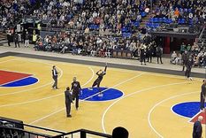 Uno de los integrantes del equipo intentando encestar desde la mitad de la cancha.