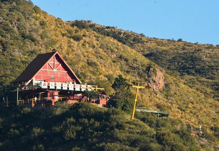 Desde el cerro El Camello el pueblo ofrece una de las mejores panorámicas de las sierras cordobesas.