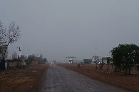 Durante las primeras horas del día, una densa niebla afectó la circulación vehicular y modificó el paisaje habitual de Mendoza. Durante las primeras horas del día, una densa niebla afectó la circulación vehicular y modificó el paisaje habitual de Mendoza.