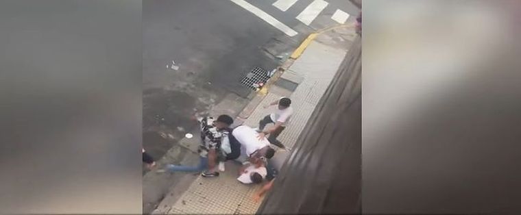 La brutal pelea dejó a un joven inconsciente por algunos segundos