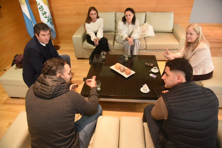 La vicegobernadora Hebe Casado se reunió con representantes de Cabify. La vicegobernadora Hebe Casado se reunió con representantes de Cabify.