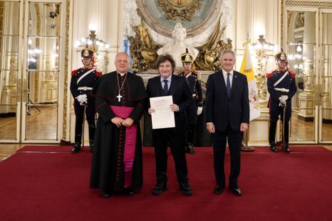 Javier Milei y Pablo Quirno con el nuncio apostólico, Michael Wallace Banach.