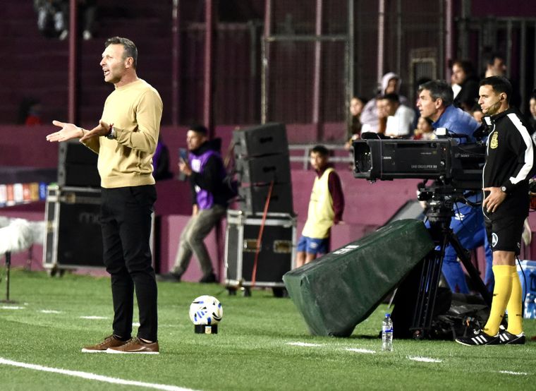 Walter Ribonetto, DT de Godoy Cruz, durante el partido ante Lanús. Walter Ribonetto, DT de Godoy Cruz, durante el partido ante Lanús.