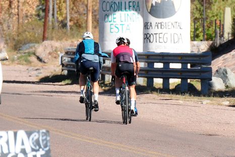 La convivencia entre automovilistas y ciclistas en las rutas y calles genera controversias. La convivencia entre automovilistas y ciclistas en las rutas y calles genera controversias.