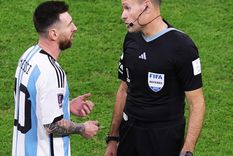 Messi y Lahoz. Foto: EFE