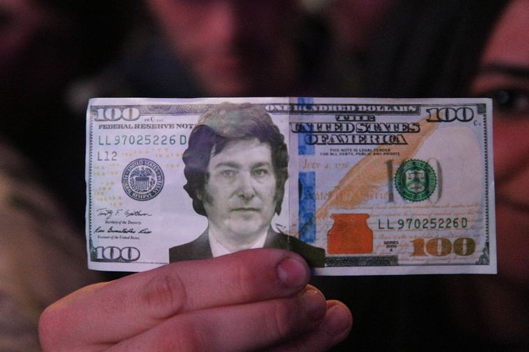 Durante la campaña, los seguidores de Milei apelaron al ingenio y los volcaron a la supuesta dolarización de la economía. Foto: Noticias Argentinas