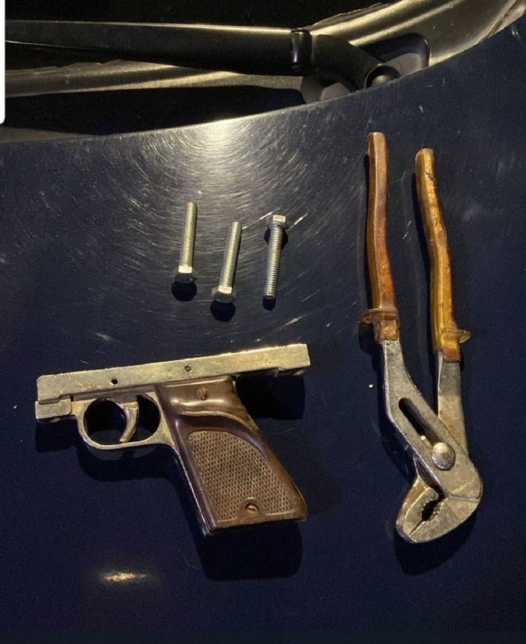 Una pistola, una herramienta y tornillos de las farolas del cementerio fueron los elementos incautados a los detenidos Foto: Ministerio de Seguridad de Mendoza