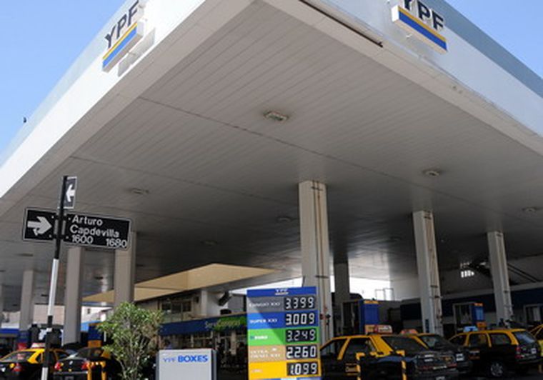 Las estaciones que venden combustibles Repsol YPF operarán en forma normal. Foto: NA