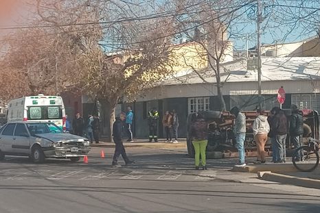 Un nuevo accidente se registró en una transitada esquina de Guaymallén. Un nuevo accidente se registró en una transitada esquina de Guaymallén.