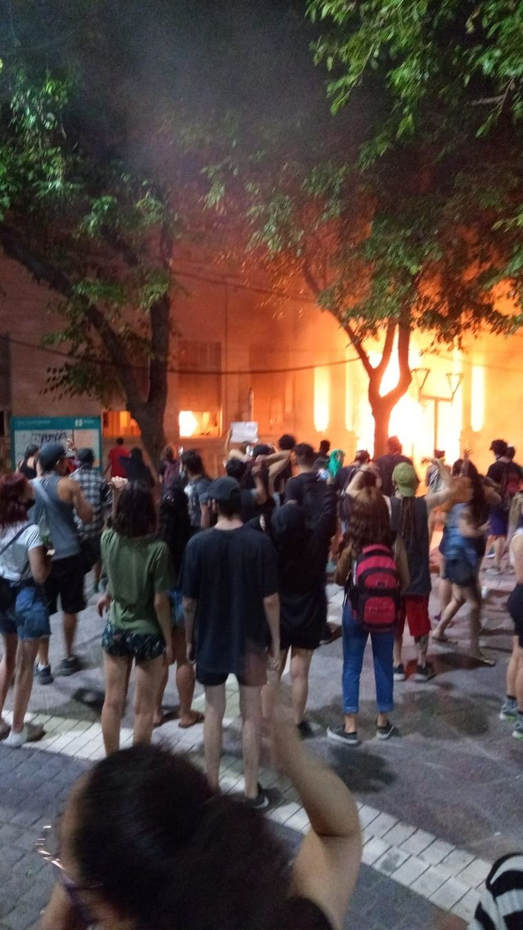 Sin freno Un grupo de manifestantes incendió el edificio oficial. Foto: Graciela Mihaljevic.