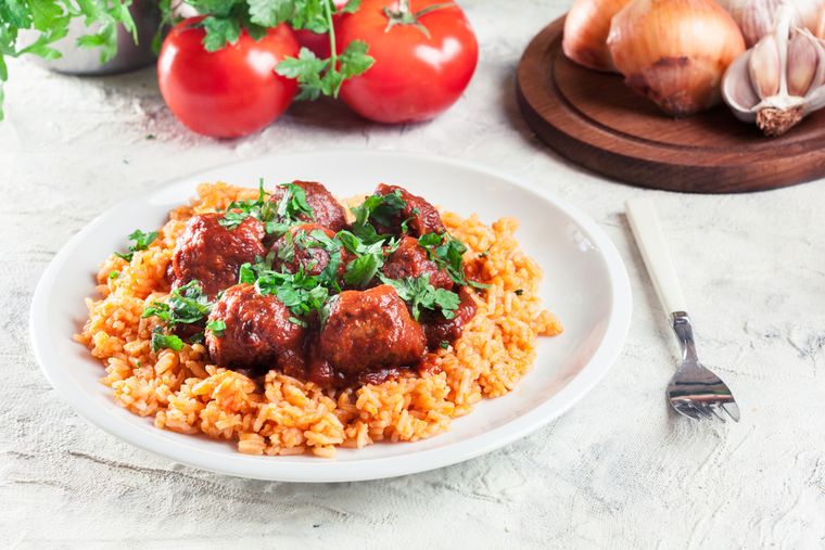 El estofado de albóndigas con arroz es una receta tradicional en muchas culturas, combinando proteínas y carbohidratos en una sola preparación. El estofado de albóndigas con arroz es una receta tradicional en muchas culturas, combinando proteínas y carbohidratos en una sola preparación.
