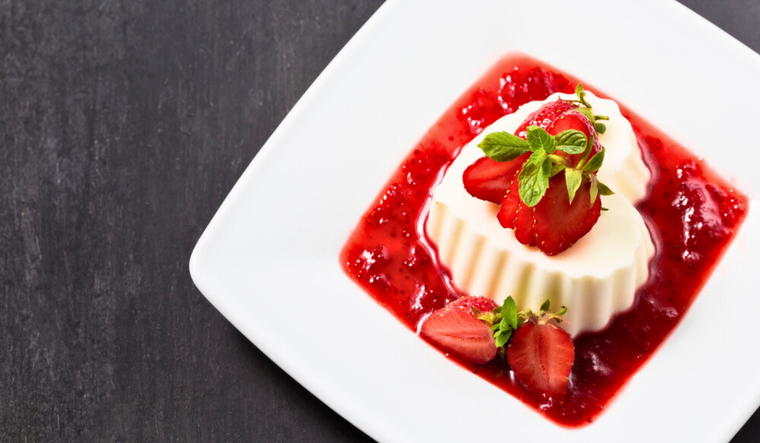 Postre Italiano panna cotta con fresas: receta tradicional Foto: Shutterstock
