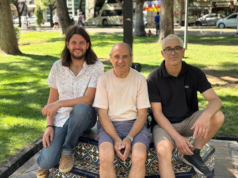 Con apoyo de Latin GRAMMY se creará en Mendoza el primer Archivo de Música Cuyana y Popular Argentina con sede en la UNCuyo, un verdadero hecho histórico que lleva años preparándose meticulosamente. De izquierda a derecha, Andrew Skinner, Daniel Zanessi y Antonio Leguiza Foto: Marianela Rodríguez