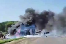 Tras el impacto, ambos vehículos se incendiaron.  Foto: X