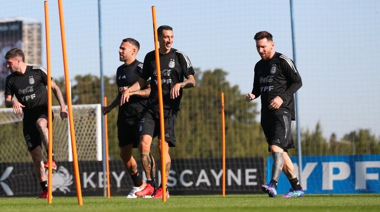 De Paul, Otamendi, Di María y Messi, en pleno trabajo en Ezeiza Foto: AFA