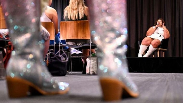 Decenas de personas exploraron el impacto de Taylor Swift en una conferencia académica. Foto: AFP