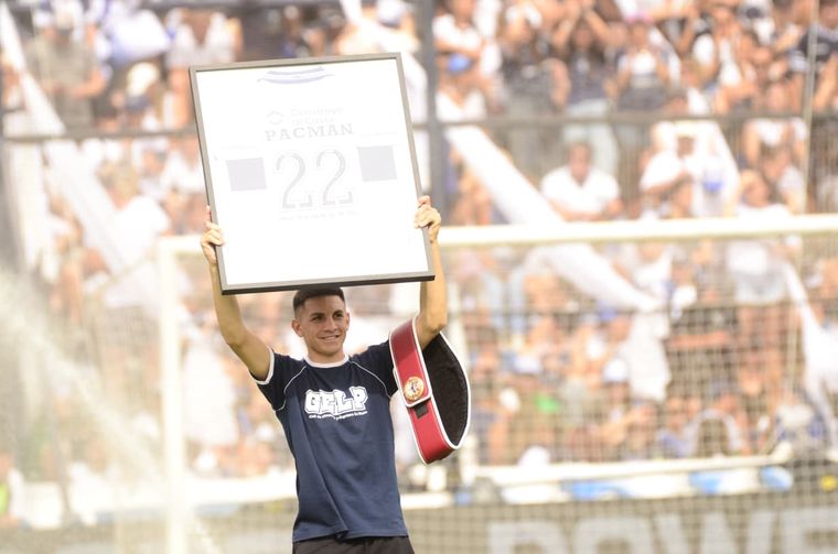 El boxeador profesional e hincha reconocido de Gimnasia y Esgrima La Plata, Ayrton “Pacman” Giménez, fue una de las figuras destacadas en la previa del clásico ante Estudiantes por las semifinales del Torneo Clausura. El boxeador profesional e hincha reconocido de Gimnasia y Esgrima La Plata, Ayrton “Pacman” Giménez, fue una de las figuras destacadas en la previa del clásico ante Estudiantes por las semifinales del Torneo Clausura. 