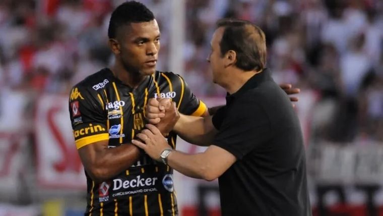 Walter Perazzo trajo a Miguel Ángel Borja y lo dirigió en Olimpo de Bahía Blanca durante el segundo semestre de 2014. Walter Perazzo trajo a Miguel Ángel Borja y lo dirigió en Olimpo de Bahía Blanca durante el segundo semestre de 2014.