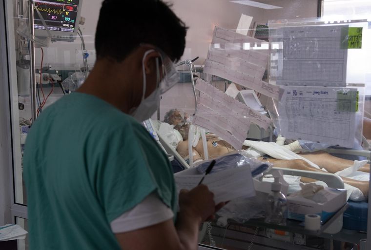 Una de las tantas salas de terapia intensiva en la Argentina. Foto: Telam