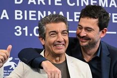 Ricardo Darín, junto al director Santiago Mitre en el Festival de Venecia. Foto: AFP