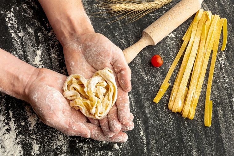 No solo aprenderás a hacer pasta como un profesional, también vas a sacar bíceps en el proceso. Foto: Freepik