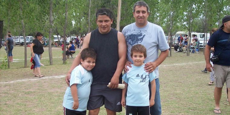 Padres e hijos juntos por el fútbol.
