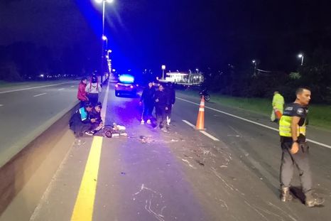 Trascendió que el joven viajaba junto a una acompañante de 21 años, quien, milagrosamente, resultó ilesa tras el accidente. Trascendió que el joven viajaba junto a una acompañante de 21 años, quien, milagrosamente, resultó ilesa tras el accidente.