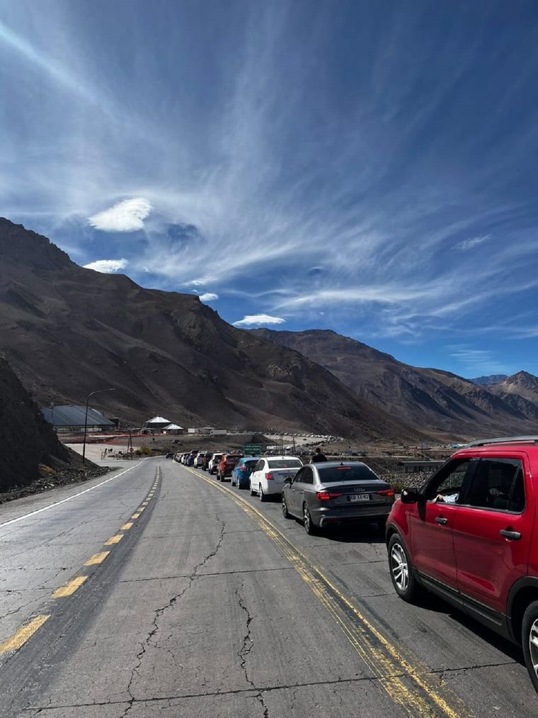 Miles de turistas aprovechan el fin de semana largo para cruzar desde y hacia Chile Foto: MDZ
