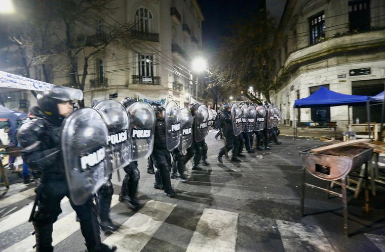 El operativo de la Policía de la Ciudad para desalojar el acampe frente al domicilio de Cristina Fernández de Kirchner. El operativo de la Policía de la Ciudad para desalojar el acampe frente al domicilio de Cristina Fernández de Kirchner.