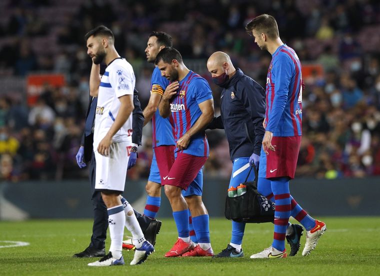 El Kun es retirado de la cancha tras el confuso episodio. Foto: @elchiringuitotv