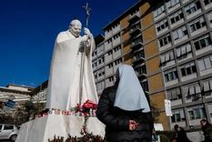 Una estatua del difunto Papa Juan Pablo II a las puertas del Hospital Gemelli, donde el Papa Francisco está recibiendo tratamiento médico. Foto: BBC
