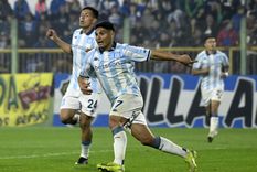 Gracias a los golazos de Salas y Martirena, la Academia dio vuelta un partido muy difícil y está entre los mejores ocho de la Zona A. Foto: FotoBaires Gracias a los golazos de Salas y Martirena, la Academia dio vuelta un partido muy difícil y está entre los mejores ocho de la Zona A. Foto: FotoBaires