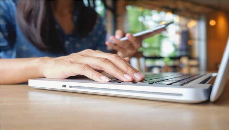 Una situación posible al enviar dinero a través de una transferencia es cometer un error al señalar al destinatario. Foto: Freepik