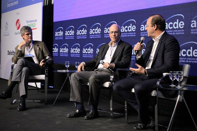 Los expresidentes de ACDE, Santiago del Sel, Juan Vaquer y Gonzalo Tanoira durante su presentación en el Encuentro Anual. Foto: Gentileza ACDE