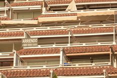 Más de 200 turistas argentinos denunciaron haber sido estafados con alojamientos falsos en Reñaca, donde pagaron alquileres que nunca existieron. Más de 200 turistas argentinos denunciaron haber sido estafados con alojamientos falsos en Reñaca, donde pagaron alquileres que nunca existieron.