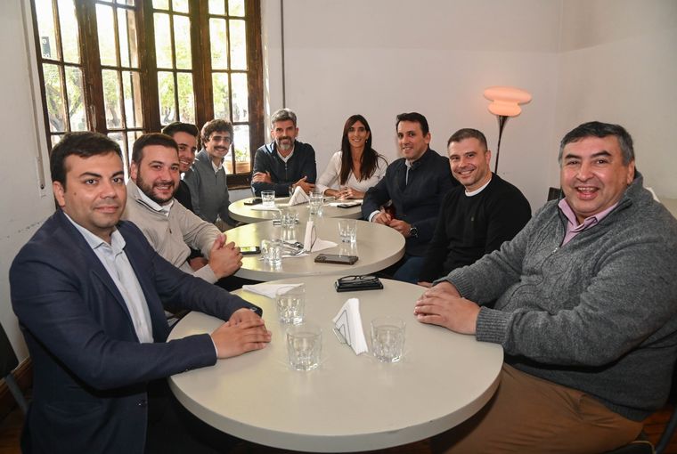 La reunión de este jueves entre los intendentes radicales, precandidatos, candidatos y la presidenta provisional del Senado, Natacha Eisenchlas. Foto: Twitter @TadeoGZ