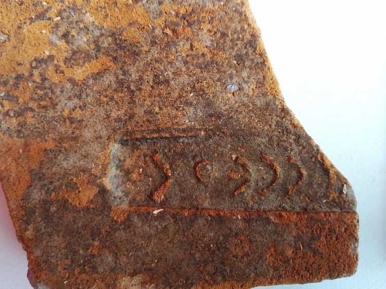 Los arqueólogos hallaron inscripciones con el nombre de Odiseo en griego antiguo. Los arqueólogos hallaron inscripciones con el nombre de Odiseo en griego antiguo.