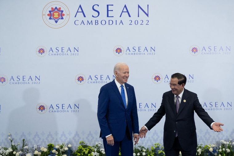 El Presidente de los Estados Unidos, Joe Biden (Izq.), estrecha la mano del Primer Ministro de Camboya, Hun Sen, mientras se reúnen al margen de la Cumbre de la Asociación de Naciones del Sudeste Asiático (ASEAN) en Phnom Penh el 12 de noviembre de 2022. Foto: FOTO: SAUL LOEB / AFP