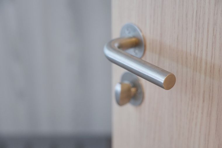 Cómo hacer una limpieza casera profunda de picaportes. Foto: Fuente: Shutterstock Cómo hacer una limpieza casera profunda de picaportes. Foto: Fuente: Shutterstock