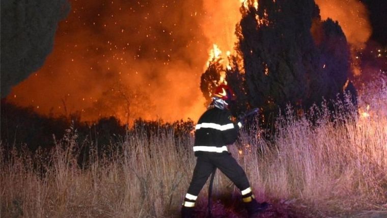La ola de calor del Mediterráneo provoca la propagación de incendios forestales en casi todo el sur de Italia. Foto: REUTERS