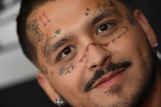 Christian Nodal está pronto a ser papá y tomó una decisión respecto a los tatuajes que adornan su rostro. Foto: AFP