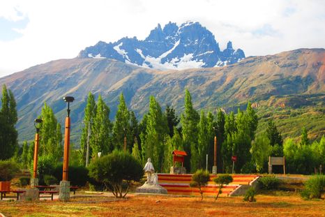 El pueblo de Villa Cerro Castillo se encuentra rodeado por las montañas de la Patagonia chilena.