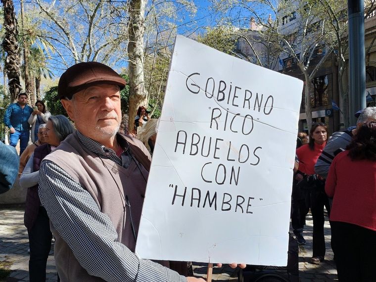En octubre, las jubilaciones recibieron un aumento del 4,17%, lo que resultó en haberes mínimos de $244.320,56 Foto: Emilce Vargas / MDZ En octubre, las jubilaciones recibieron un aumento del 4,17%, lo que resultó en haberes mínimos de $244.320,56 Foto: Emilce Vargas / MDZ