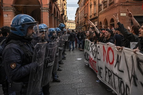 El video que provocó indignación en Italia muestra al hombre esposado, boca abajo y pidiendo ayuda durante la detención. El video que provocó indignación en Italia muestra al hombre esposado, boca abajo y pidiendo ayuda durante la detención.
