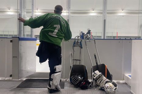 Todos los jugadores del equipo local de hoceky sobre hielo perdieron algún miembro luchando en Ucrania.
