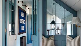 Puertas pintadas en azul. Foto: HÁM Interiors / Fotografía de Alexander James