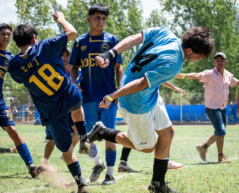 El fútbol mendocino volvió a teñirse de violencia y las imágenes son elocuentes. El fútbol mendocino volvió a teñirse de violencia y las imágenes son elocuentes.