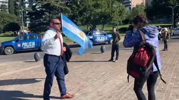 Para Hugo Pizzi los negadores de la pandemia son terroristas