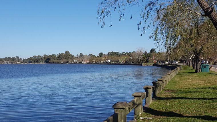 El pueblo se encuentra junto a una hermosa laguna Foto: Roberto Hugo Fernandez en Google Maps