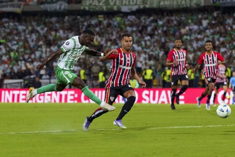 Hinestroza fue liberado en Atlético Nacional y no hará la pretemporada. ¿Se acerca a Boca? Hinestroza fue liberado en Atlético Nacional y no hará la pretemporada. ¿Se acerca a Boca?